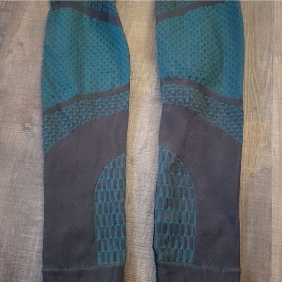 COPY - Lululemon About That Base Tight size 8 - Picture 8 of 8